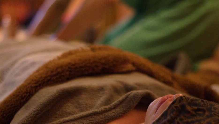 Un client recouvert d'une couverture lors d'un massage relaxant chez Samaya Massages, Clermont-Ferrand, Auvergne-Rhône-Alpes, FR.