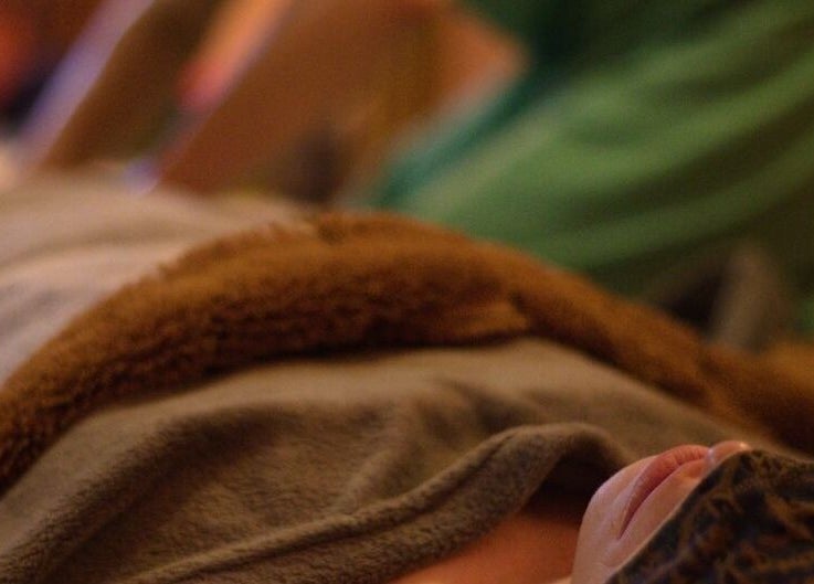 Un client recouvert d'une couverture lors d'un massage relaxant chez Samaya Massages, Clermont-Ferrand, Auvergne-Rhône-Alpes, FR.