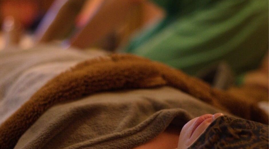 Un client recouvert d'une couverture lors d'un massage relaxant chez Samaya Massages, Clermont-Ferrand, Auvergne-Rhône-Alpes, FR.