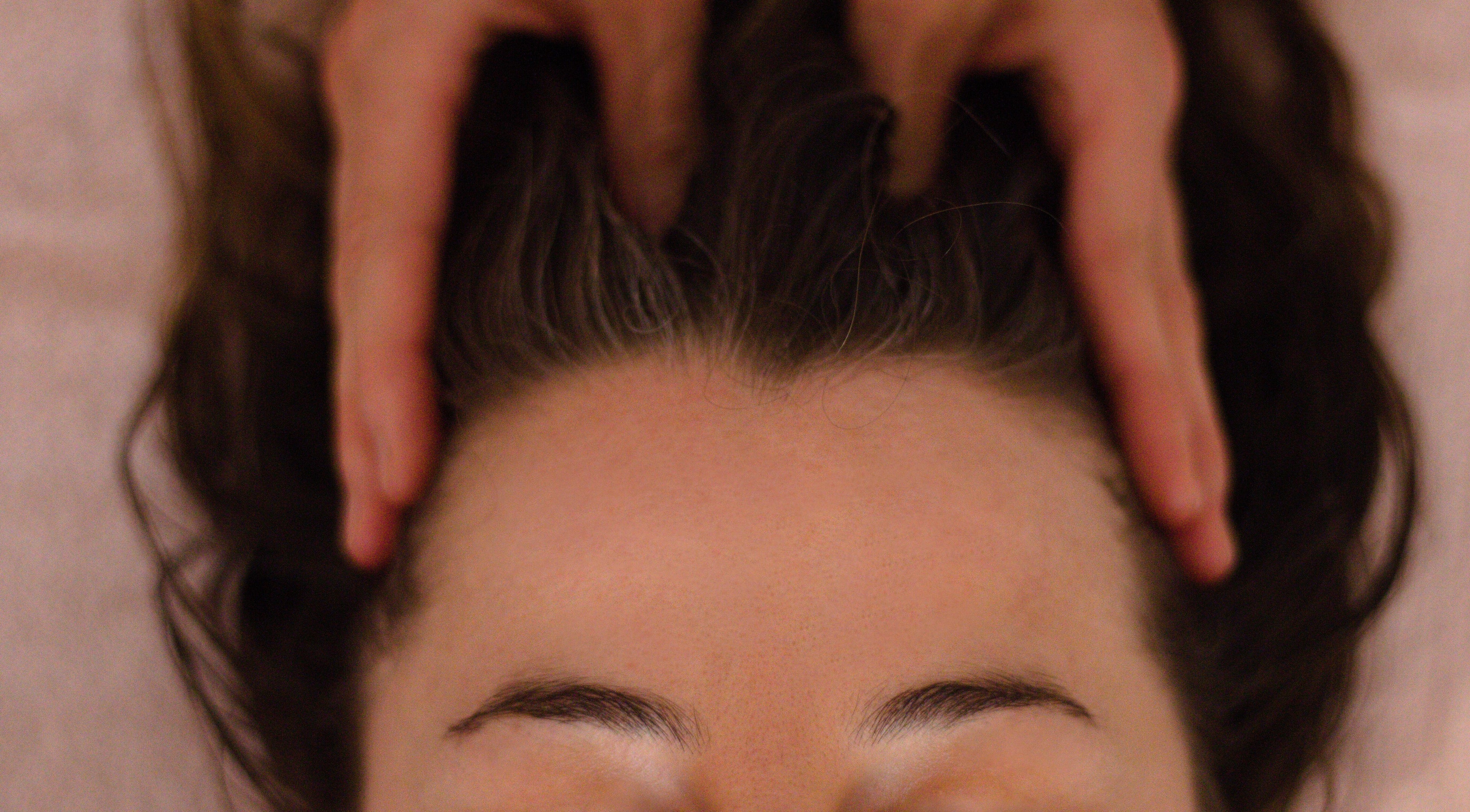 Massage de la tête à Samaya Massages, Clermont-Ferrand, Auvergne-Rhône-Alpes, FR.