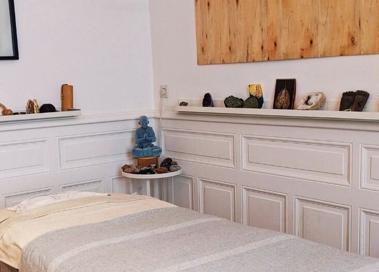 Salle de massage paisible à Samaya Massages, Clermont-Ferrand, Auvergne-Rhône-Alpes, FR, pour une évasion relaxante.