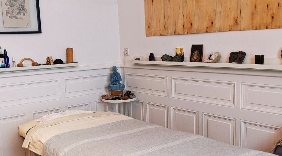 Salle de massage paisible à Samaya Massages, Clermont-Ferrand, Auvergne-Rhône-Alpes, FR avec une décoration sereine.