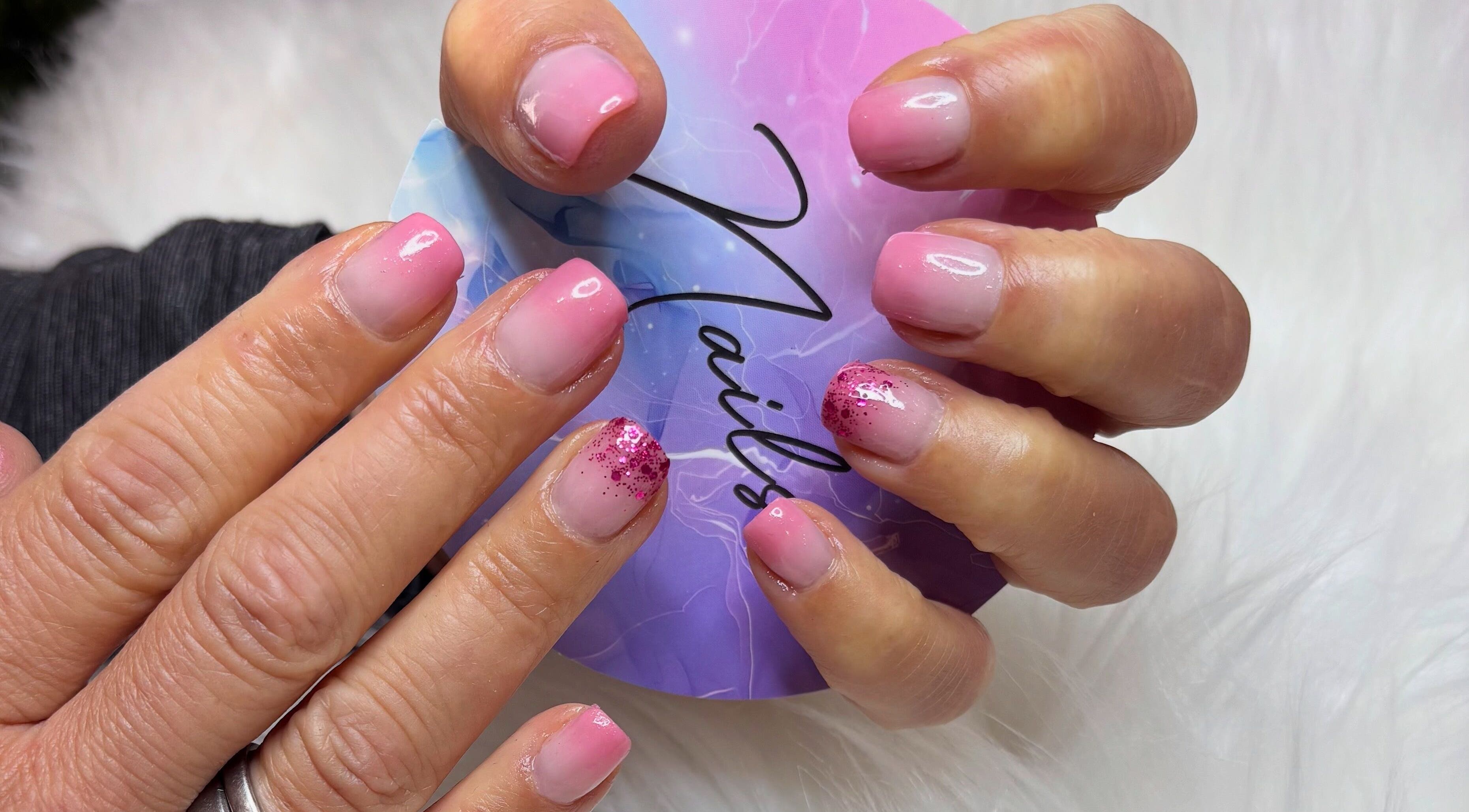 Ongles roses scintillants chez Pause Beauté, Valgelon-la Rochette, Auvergne-rhône-alpes, FR.