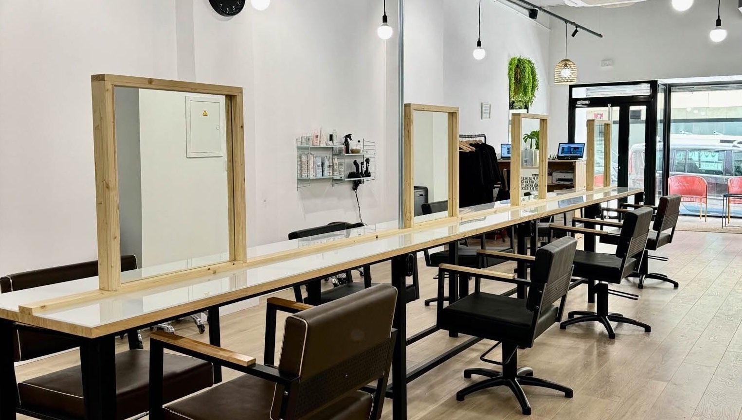 Interior moderno de SALON 224 en Albacete, Castilla-la Mancha, ES, mostrando estaciones de estilismo.