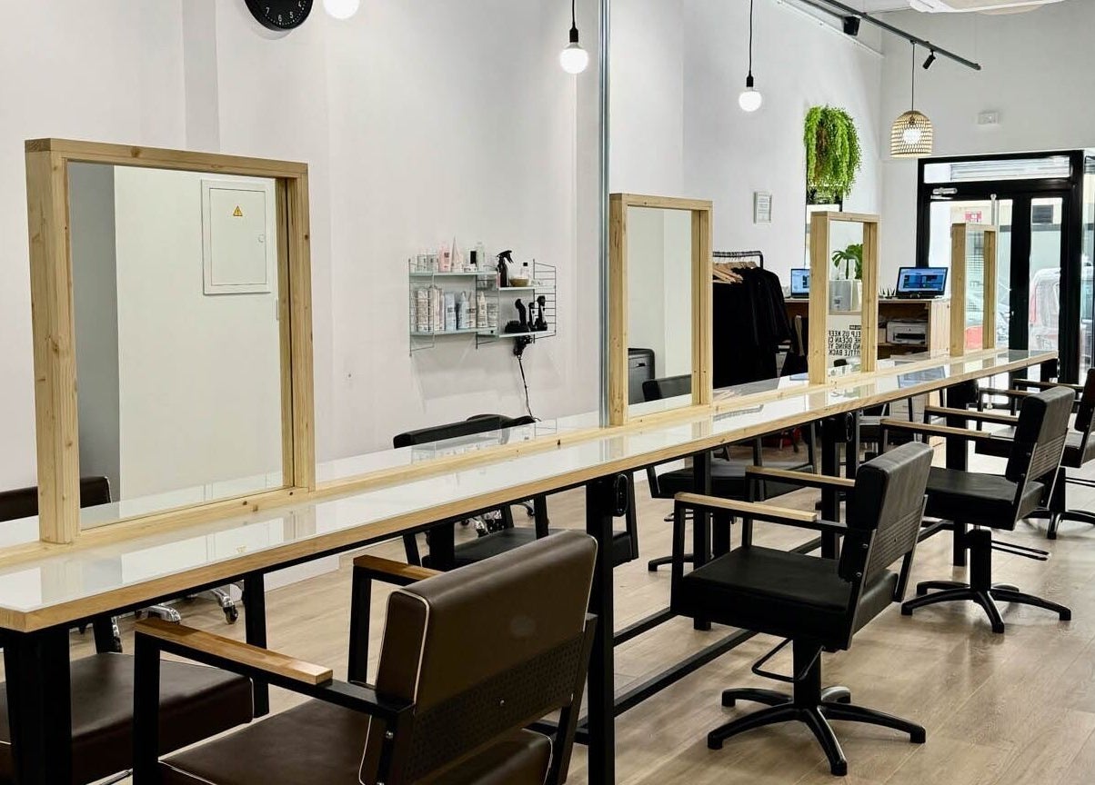 Interior moderno de SALON 224 en Albacete, Castilla-la Mancha, ES, mostrando estaciones de estilismo.