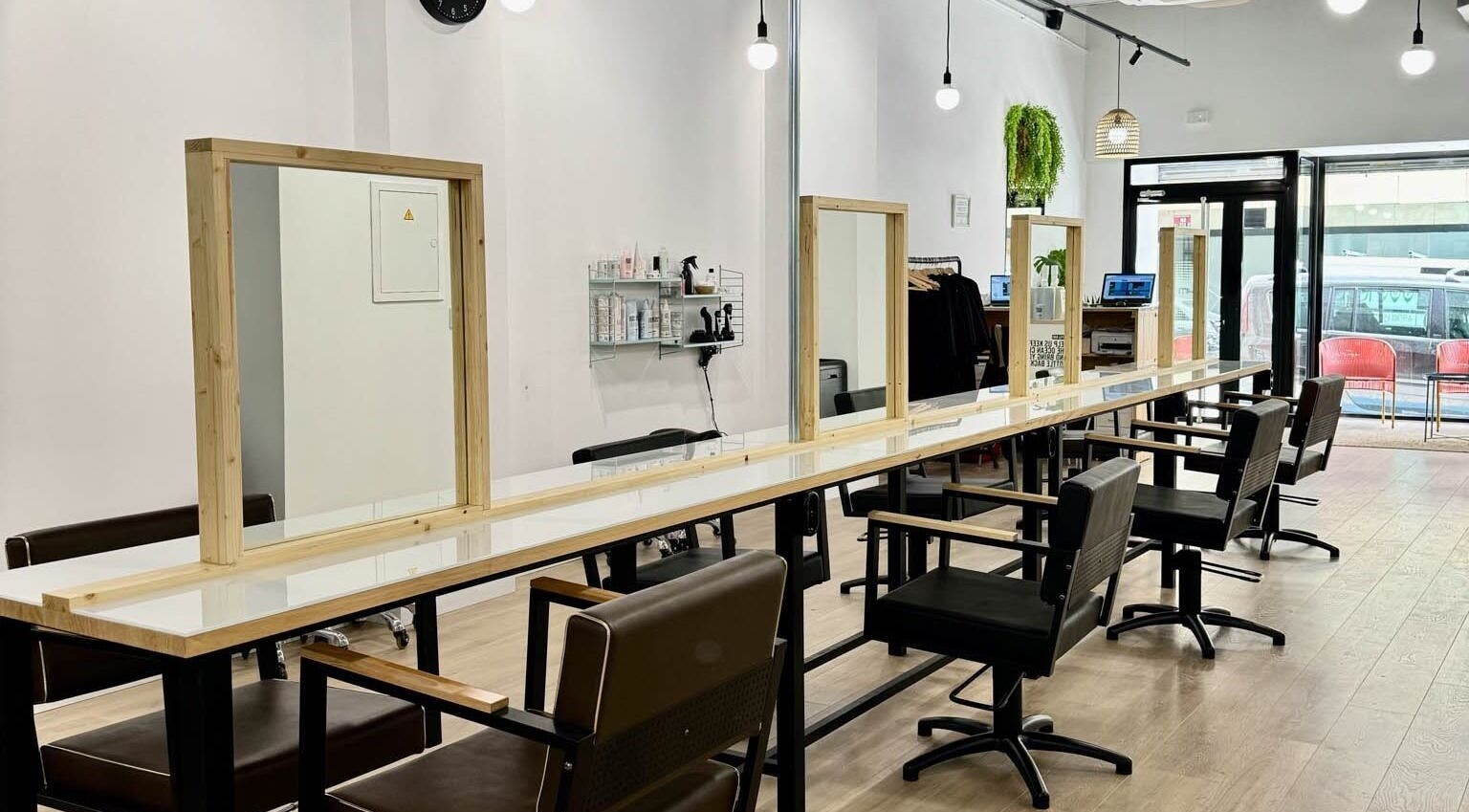 Interior moderno de SALON 224 en Albacete, Castilla-la Mancha, ES, mostrando estaciones de estilismo.