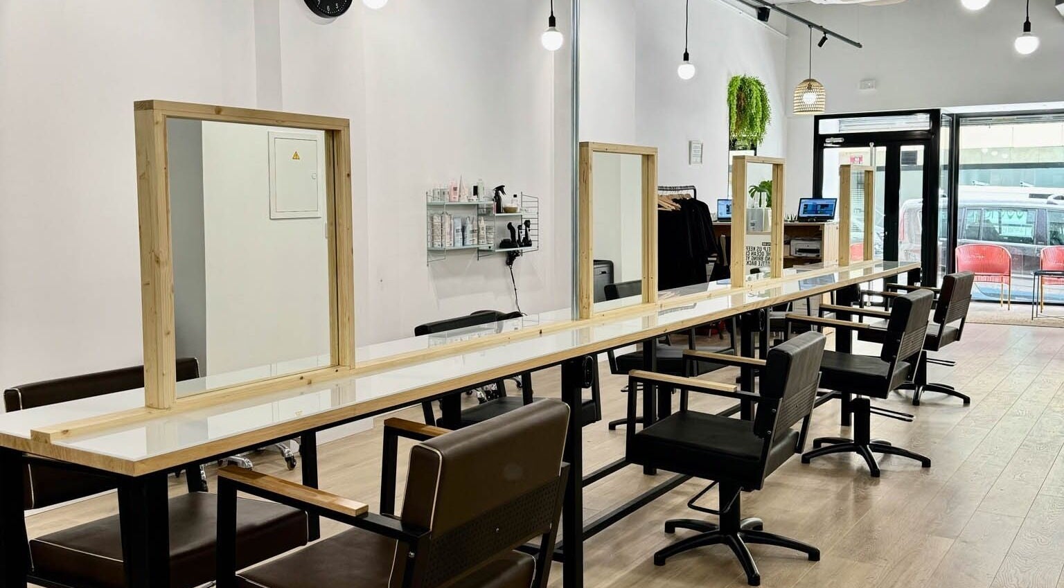 Interior moderno de SALON 224 en Albacete, Castilla-la Mancha, ES, mostrando estaciones de estilismo.