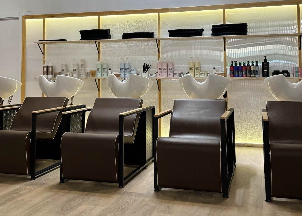 Estaciones de lavado modernas en SALON 224, Albacete, Castilla-la Mancha, ES.