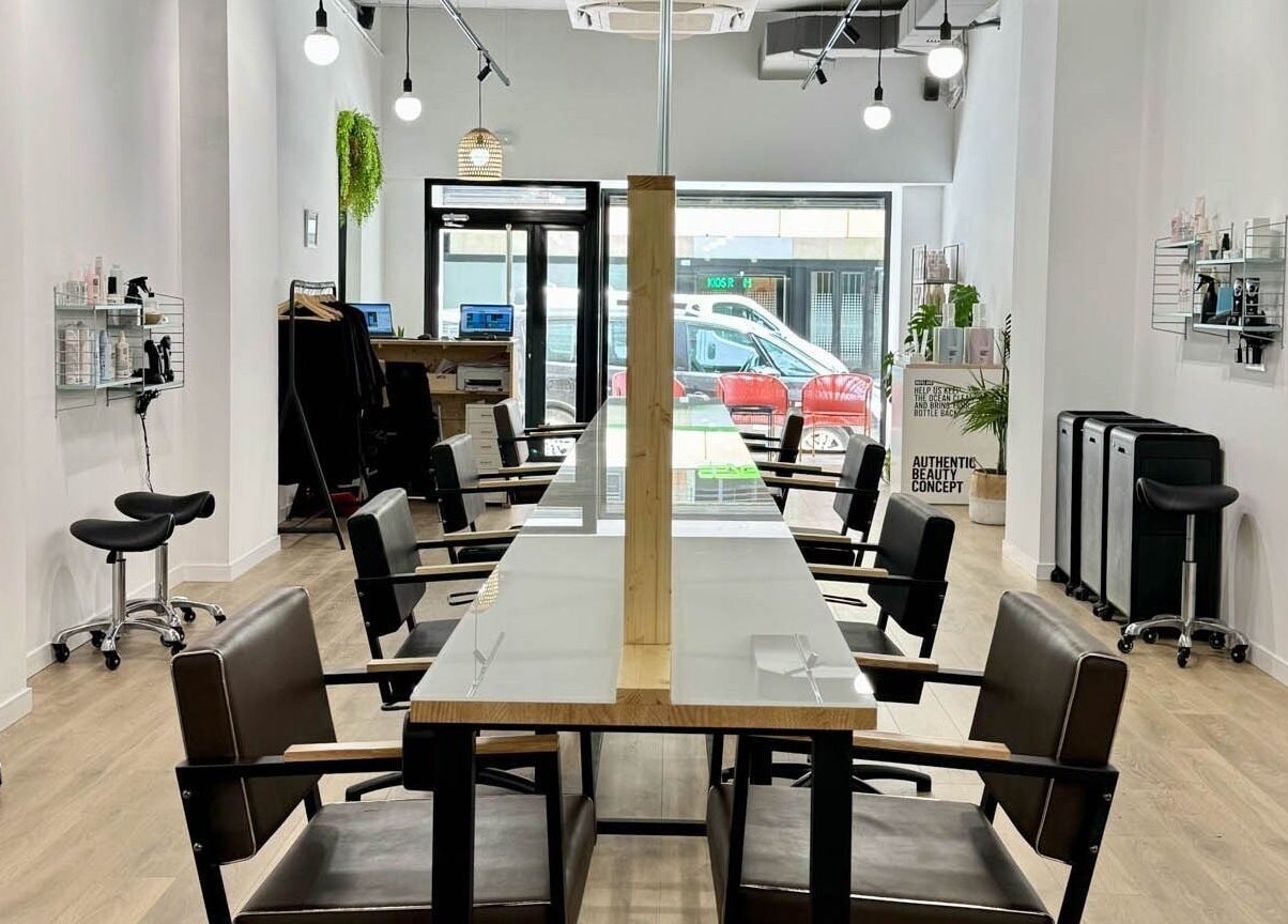 Interior moderno de SALON 224 en Albacete, Castilla-la Mancha, ES mostrando sillas y mesas elegantes.