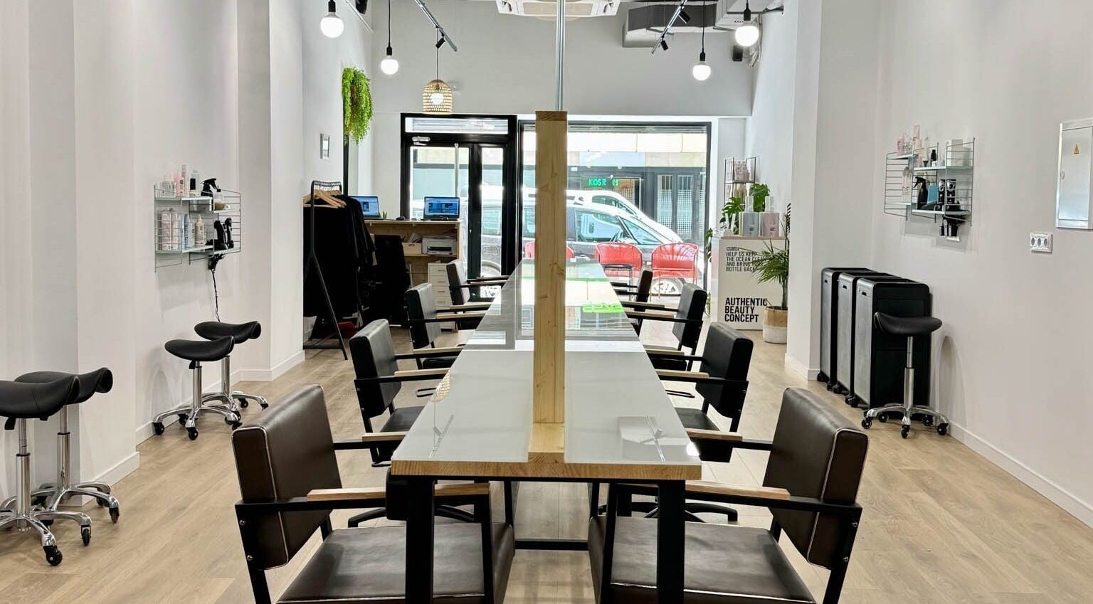 Interior moderno de SALON 224 en Albacete, Castilla-la Mancha, ES mostrando sillas y mesas elegantes.