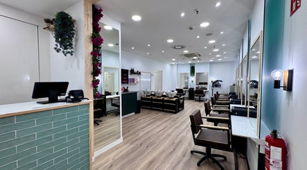 Interior moderno de SALON 224 - El Corte Inglés, Albacete, Castilla-la Mancha, ES con estaciones de estilismo.