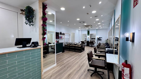 Interior chic de SALÓN 224 - El Corte Inglés en Albacete, Castilla-la Mancha, ES. Luminoso y sofisticado.