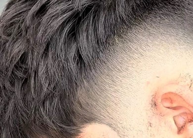 Moderne herenkapsel bij Dakhil kapper, Turnhout, Vlaams Gewest, BE, met strakke fade-afwerking.