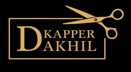 Elegant logo van Dakhil Kapper in Turnhout, Vlaams Gewest, BE met een goudkleurige schaar.