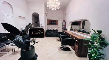 Interieur van Dakhil kapper in Turnhout, Vlaams Gewest, BE met stijlvolle inrichting en planten.