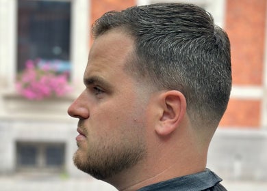 Moderne herenkapsel bij Dakhil Kapper, Turnhout, Vlaams Gewest, BE. Strakke lijnen en stijlvolle look.