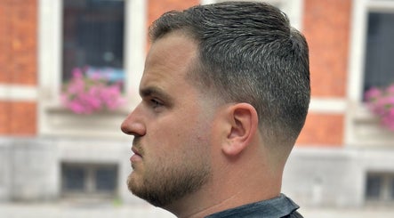 Moderne herenkapsel bij Dakhil Kapper, Turnhout, Vlaams Gewest, BE. Strakke lijnen en stijlvolle look.