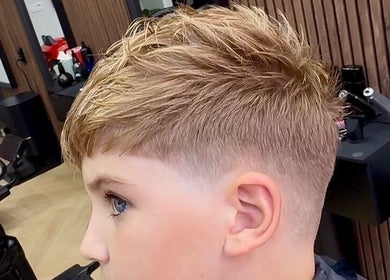 Jongen met modern kapsel bij Dakhil kapper, Turnhout, Vlaams Gewest, BE.