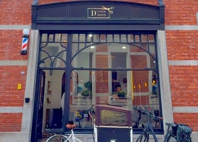 Voorgevel van Dakhil Kapper in Turnhout, Vlaams Gewest, BE met uitnodigende inrichting.