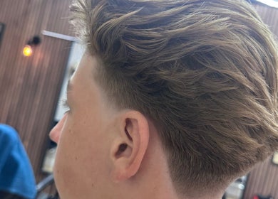Moderne herenkapsel bij Dakhil kapper in Turnhout, Vlaams Gewest, BE.