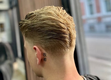 Moderne herenkapsel bij Dakhil kapper, Turnhout, Vlaams Gewest, BE met stijlvolle tattoo accent.