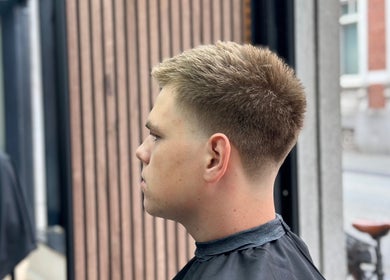 Moderne herenkapsel bij Dakhil kapper, Turnhout, Vlaams Gewest, BE.