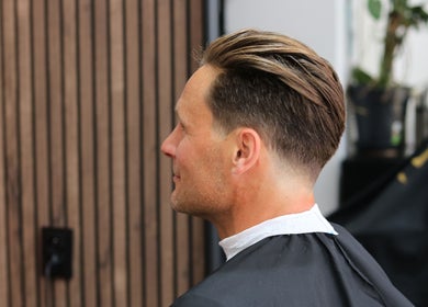 Stijlvolle herenkapsel bij Dakhil kapper in Turnhout, Vlaams Gewest, BE, met moderne fade.