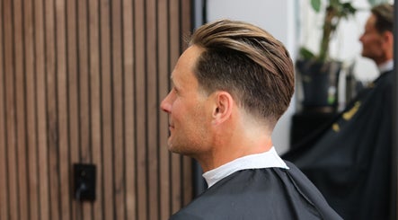 Stijlvolle herenkapsel bij Dakhil kapper in Turnhout, Vlaams Gewest, BE, met moderne fade.