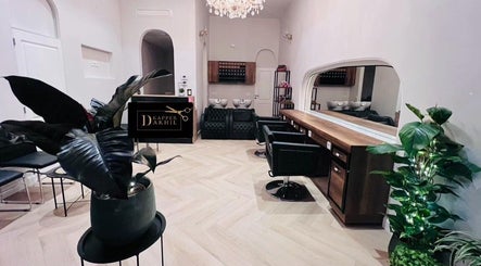Stijlvolle saloninterieur bij Dakhil Kapper, Turnhout, Vlaams Gewest, BE met moderne meubels en groene planten.