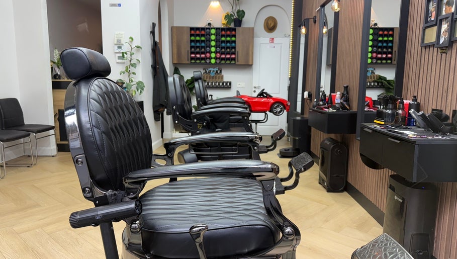 Modern interieur van Dakhil Kapper in Turnhout, Vlaams Gewest, BE, met stijlvolle kappersstoelen.