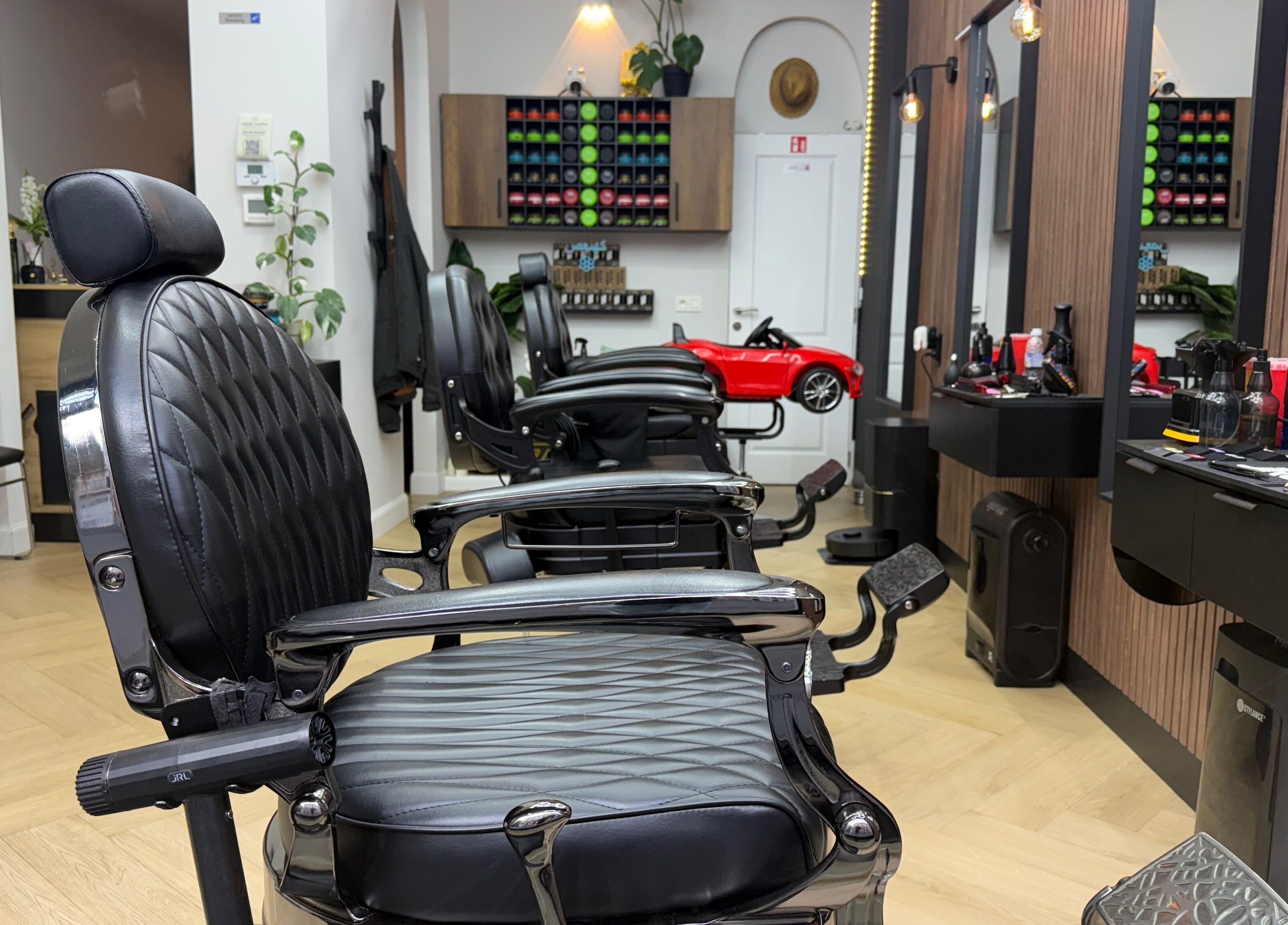 Modern interieur van Dakhil Kapper in Turnhout, Vlaams Gewest, BE, met stijlvolle kappersstoelen.