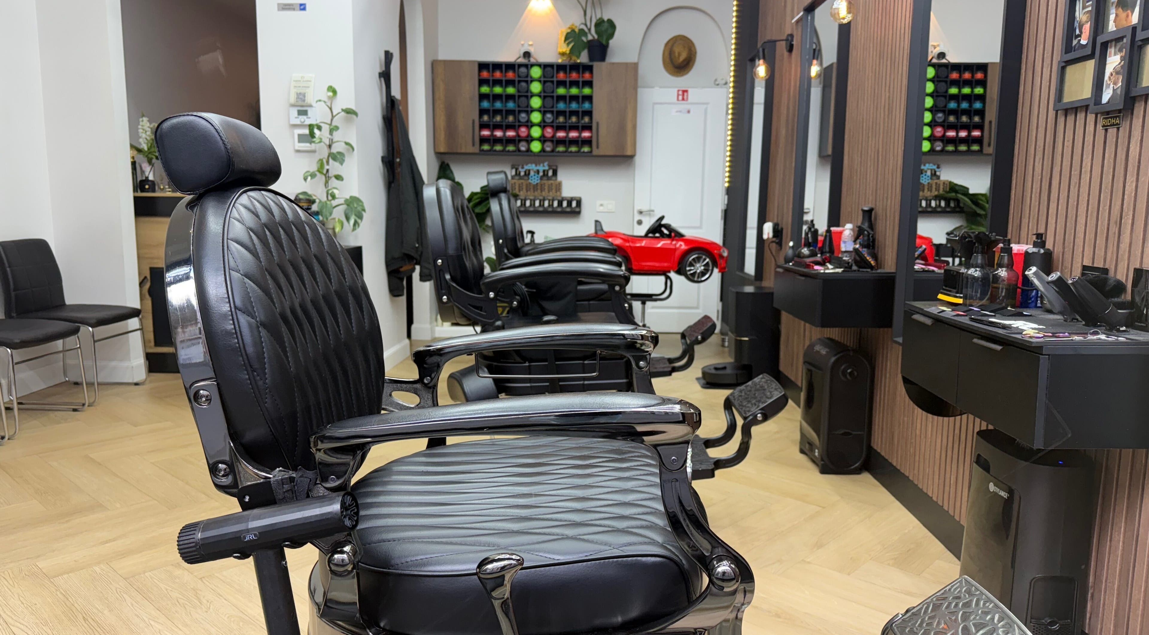 Modern interieur van Dakhil Kapper in Turnhout, Vlaams Gewest, BE, met stijlvolle kappersstoelen.