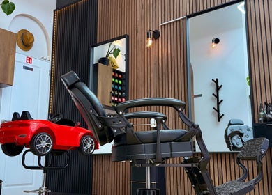 Gezellige kinderstoel in Dakhil Kapper, Turnhout, Vlaams Gewest, BE voor een vrolijke knipbeurt.