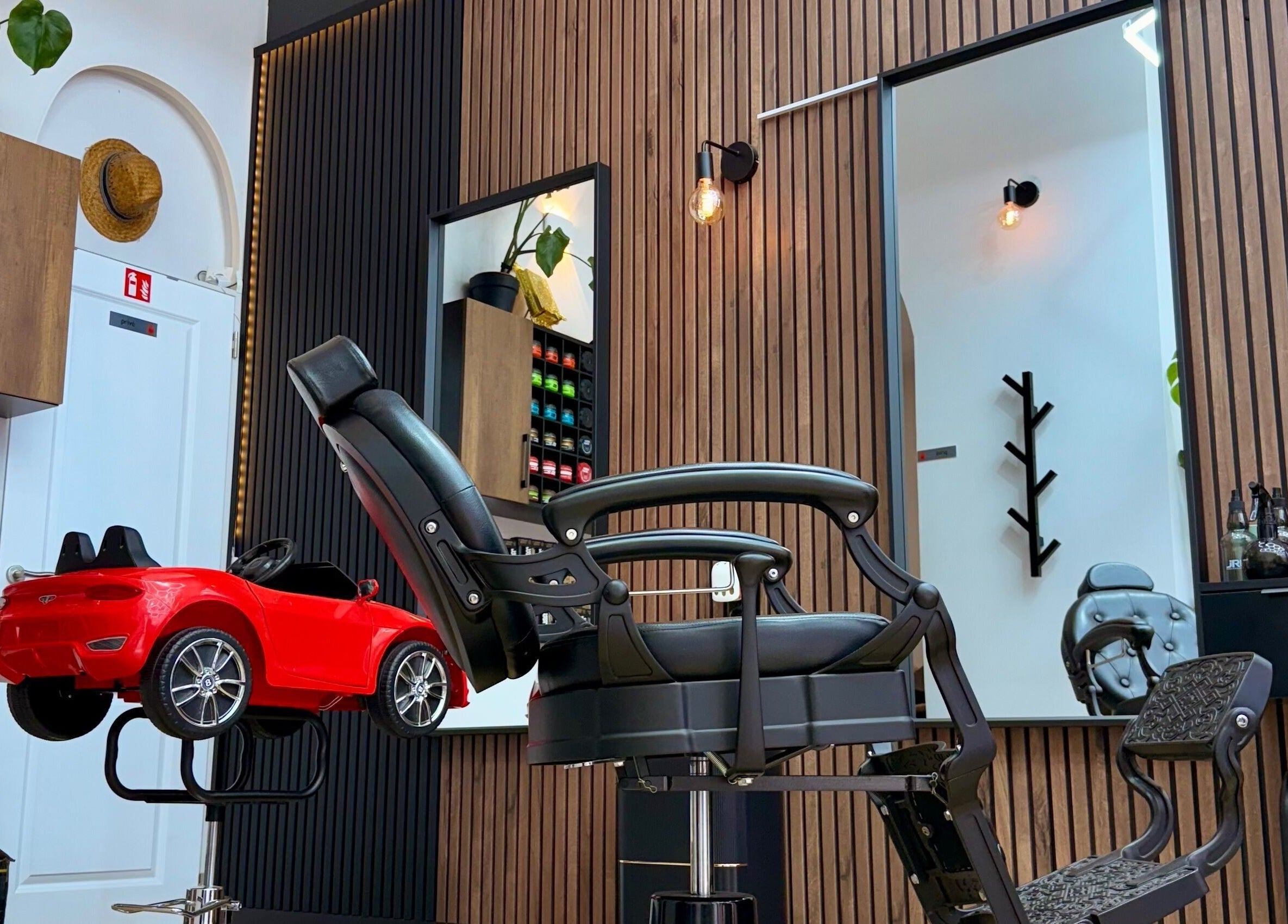 Gezellige kinderstoel in Dakhil Kapper, Turnhout, Vlaams Gewest, BE voor een vrolijke knipbeurt.