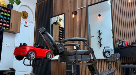 Gezellige kinderstoel in Dakhil Kapper, Turnhout, Vlaams Gewest, BE voor een vrolijke knipbeurt.