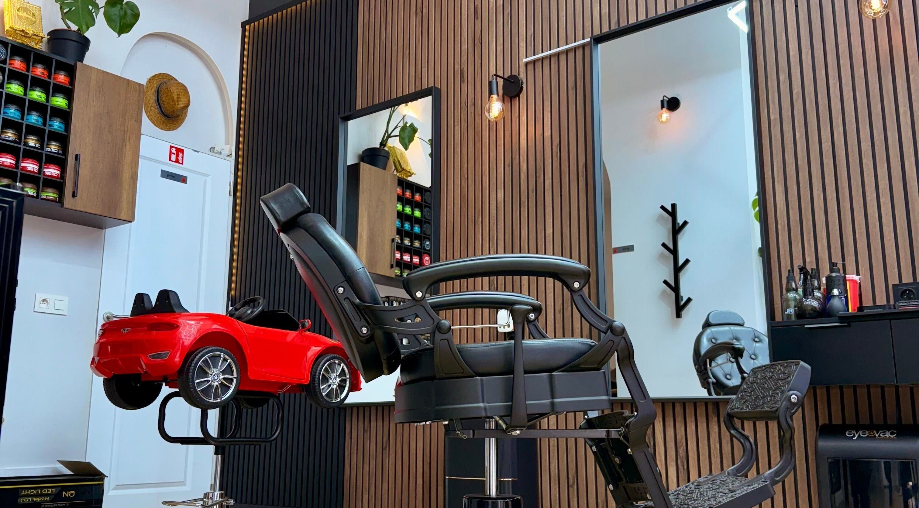 Gezellige kinderstoel in Dakhil Kapper, Turnhout, Vlaams Gewest, BE voor een vrolijke knipbeurt.