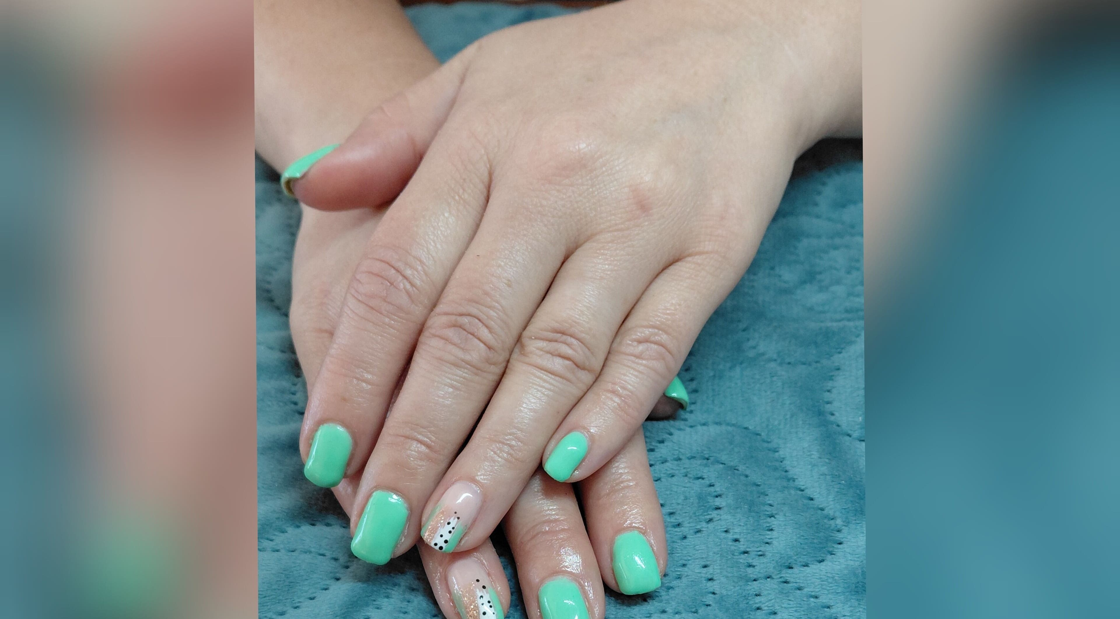 Elegant mint nail design at Ms Nailbeauty Salon in Bloemfontein, Free State, ZA, showcasing expert nail care.