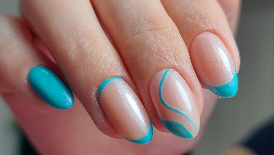 Manicura azul en BO beauty studio, Santiago, Región Metropolitana, CL, con diseño artístico.