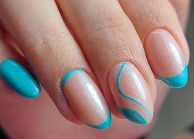 Manicura azul en BO beauty studio, Santiago, Región Metropolitana, CL, con diseño artístico.