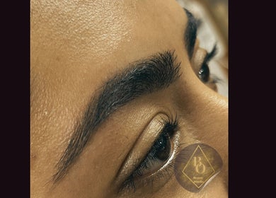 Cejas impecables en BO beauty studio, Santiago, Región Metropolitana, CL, resaltando la belleza natural.