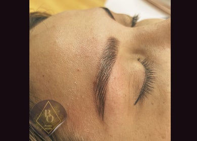 Cejas cuidadosamente estilizadas en BO beauty studio, Santiago, Región Metropolitana, CL.