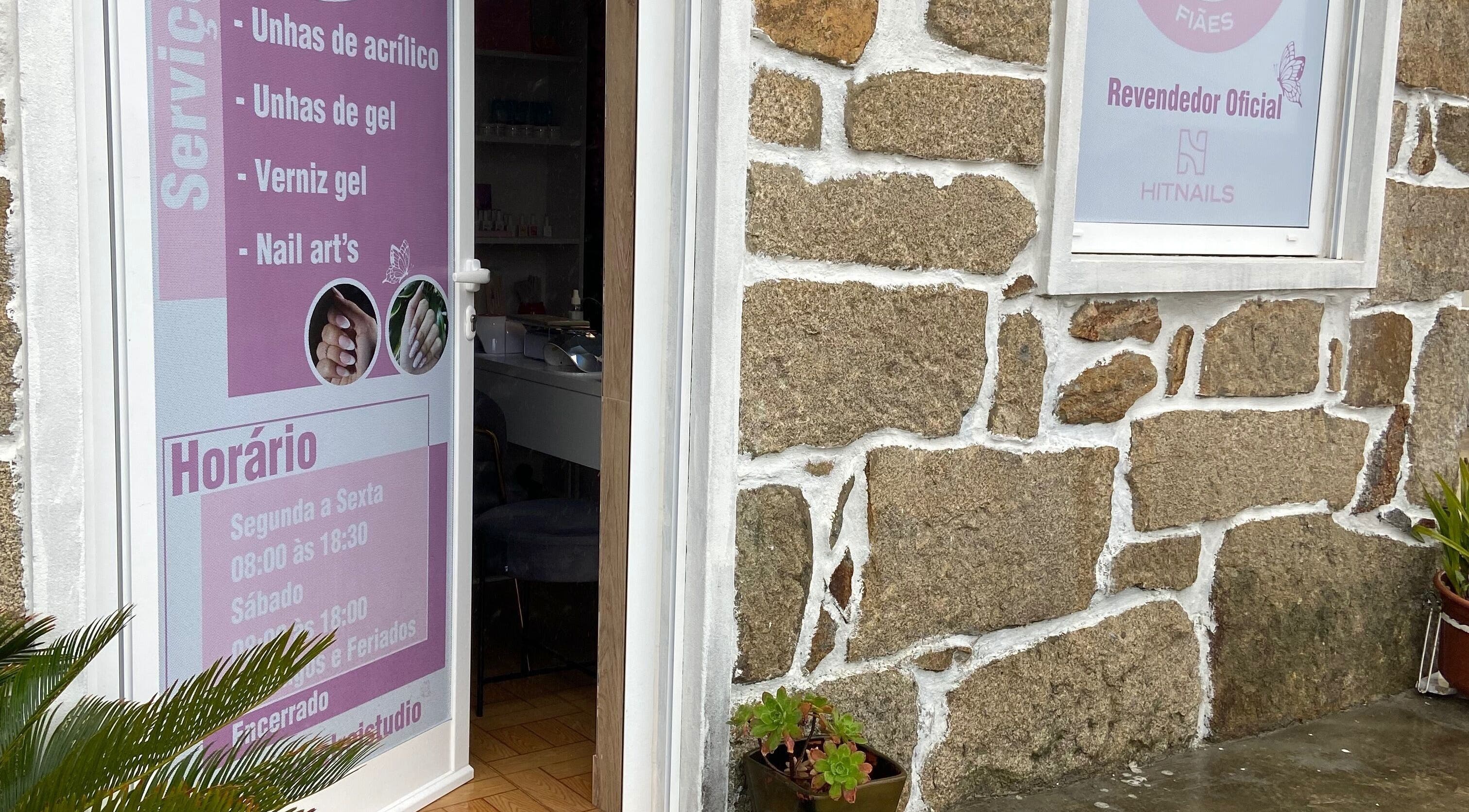 Entrada do RaquelReistudio em Aveiro, Aveiro, PT com placa de serviços de unhas.