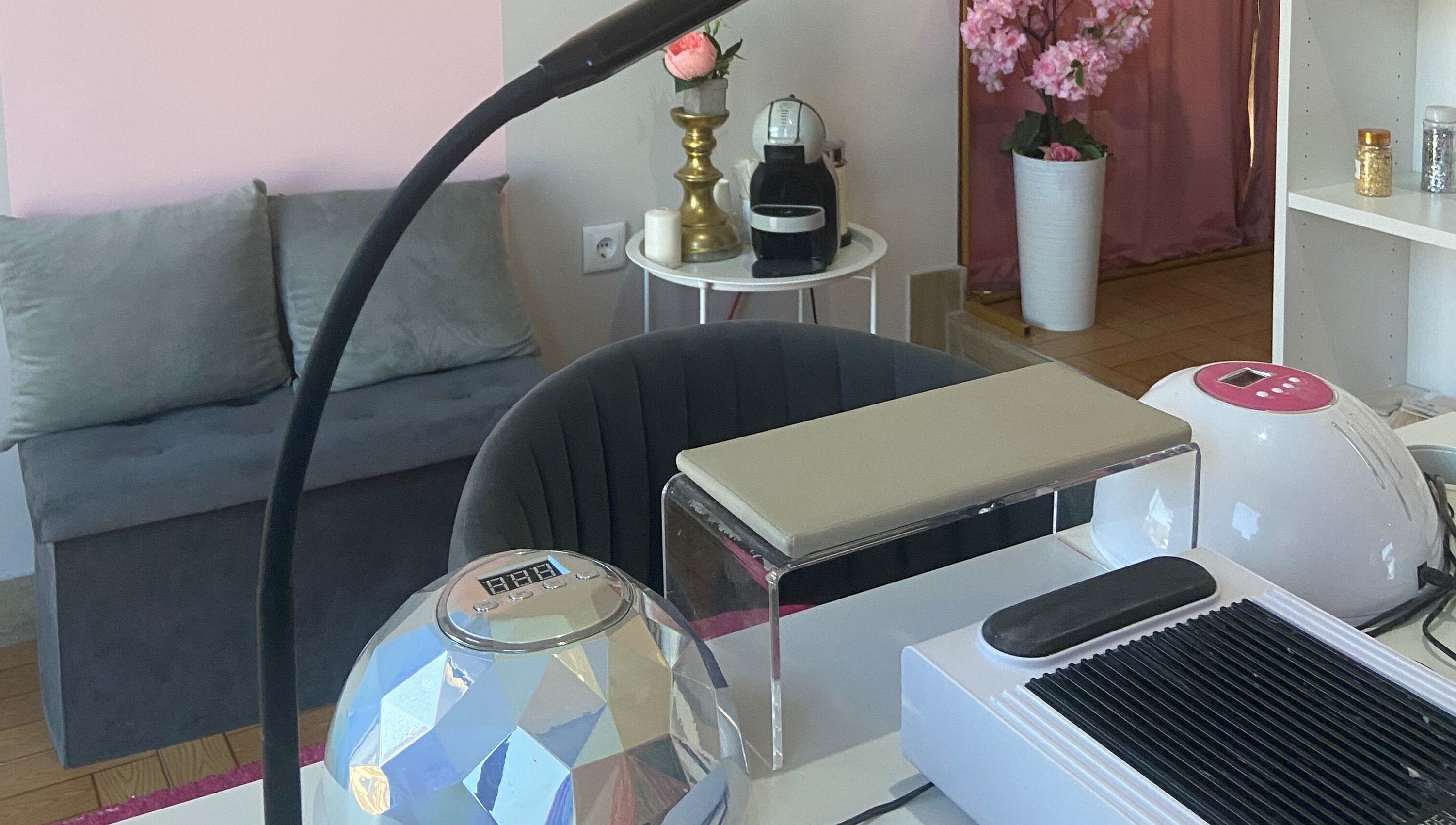 Interior moderno de RaquelReistudio em Aveiro, Aveiro, PT com estação de beleza equipada.