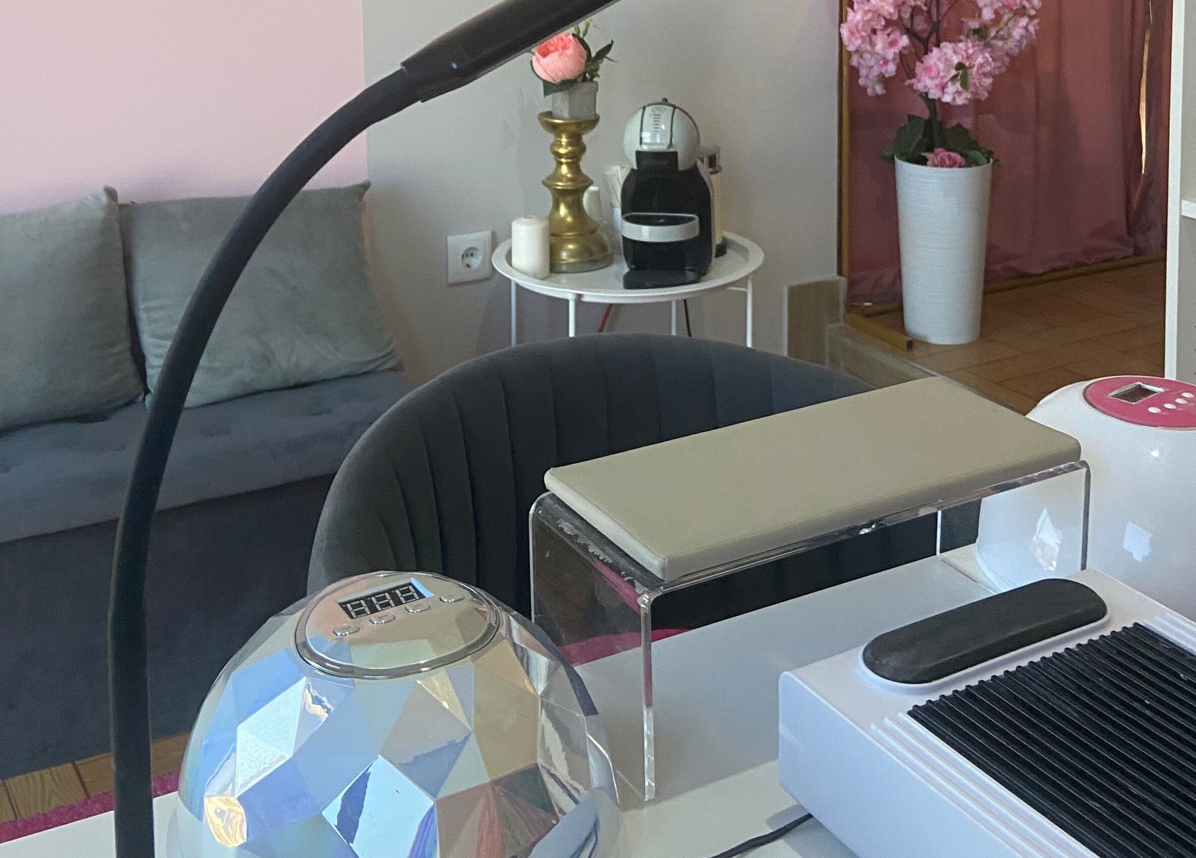 Interior moderno de RaquelReistudio em Aveiro, Aveiro, PT com estação de beleza equipada.