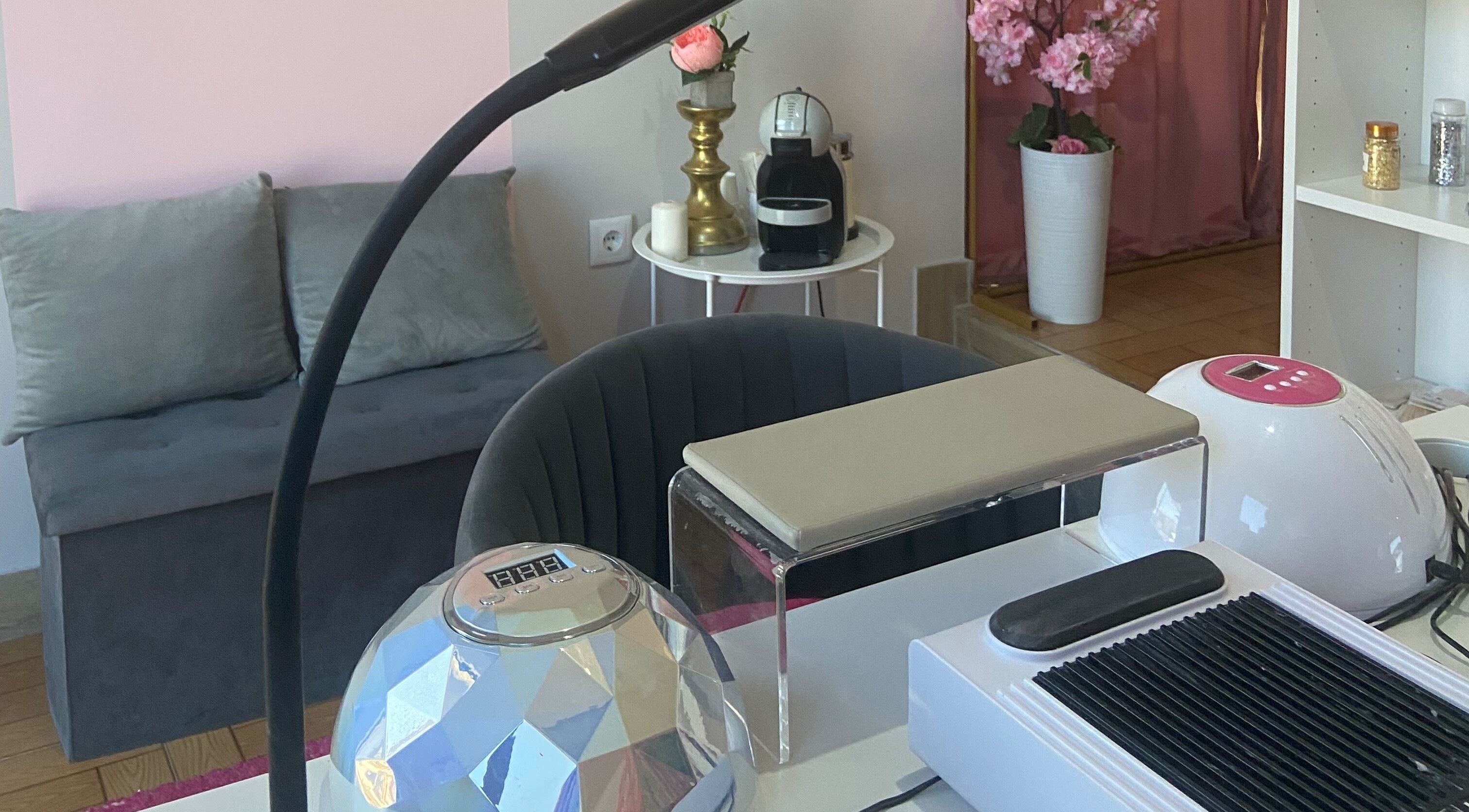 Interior moderno de RaquelReistudio em Aveiro, Aveiro, PT com estação de beleza equipada.