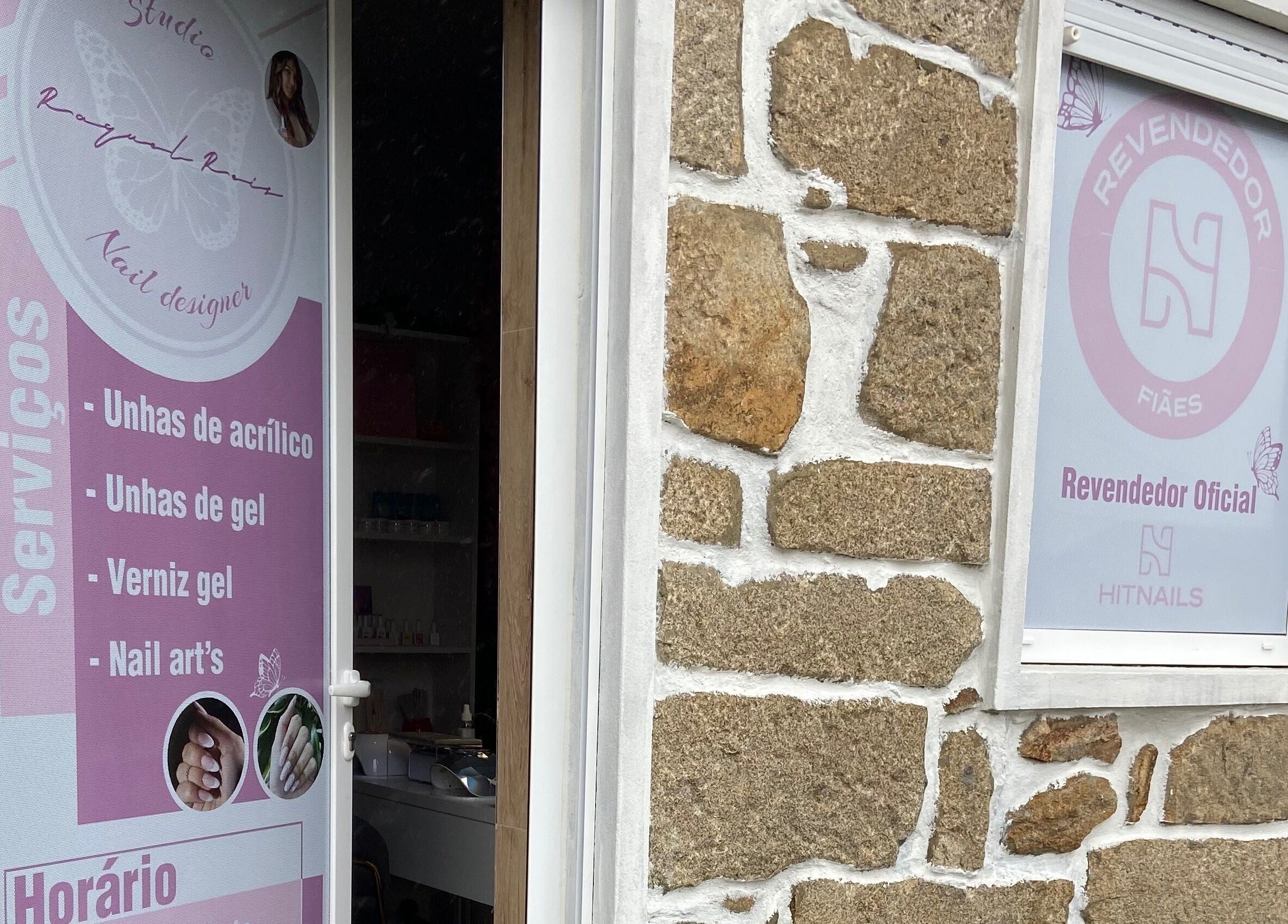 Entrada do RaquelReistudio em Aveiro, Aveiro, PT, destacando serviços de unhas de acrílico e gel.