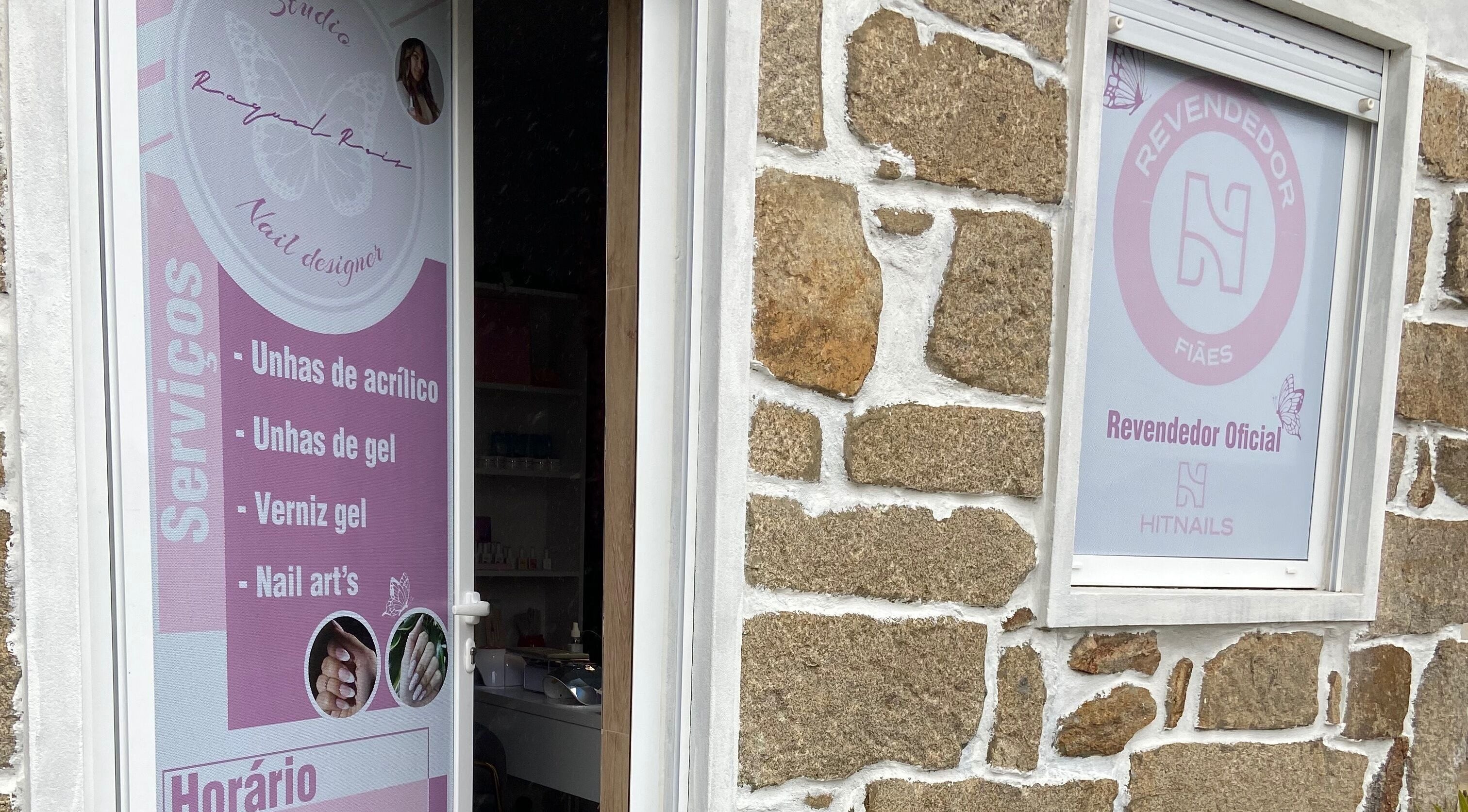 Entrada do RaquelReistudio em Aveiro, Aveiro, PT, destacando serviços de unhas de acrílico e gel.