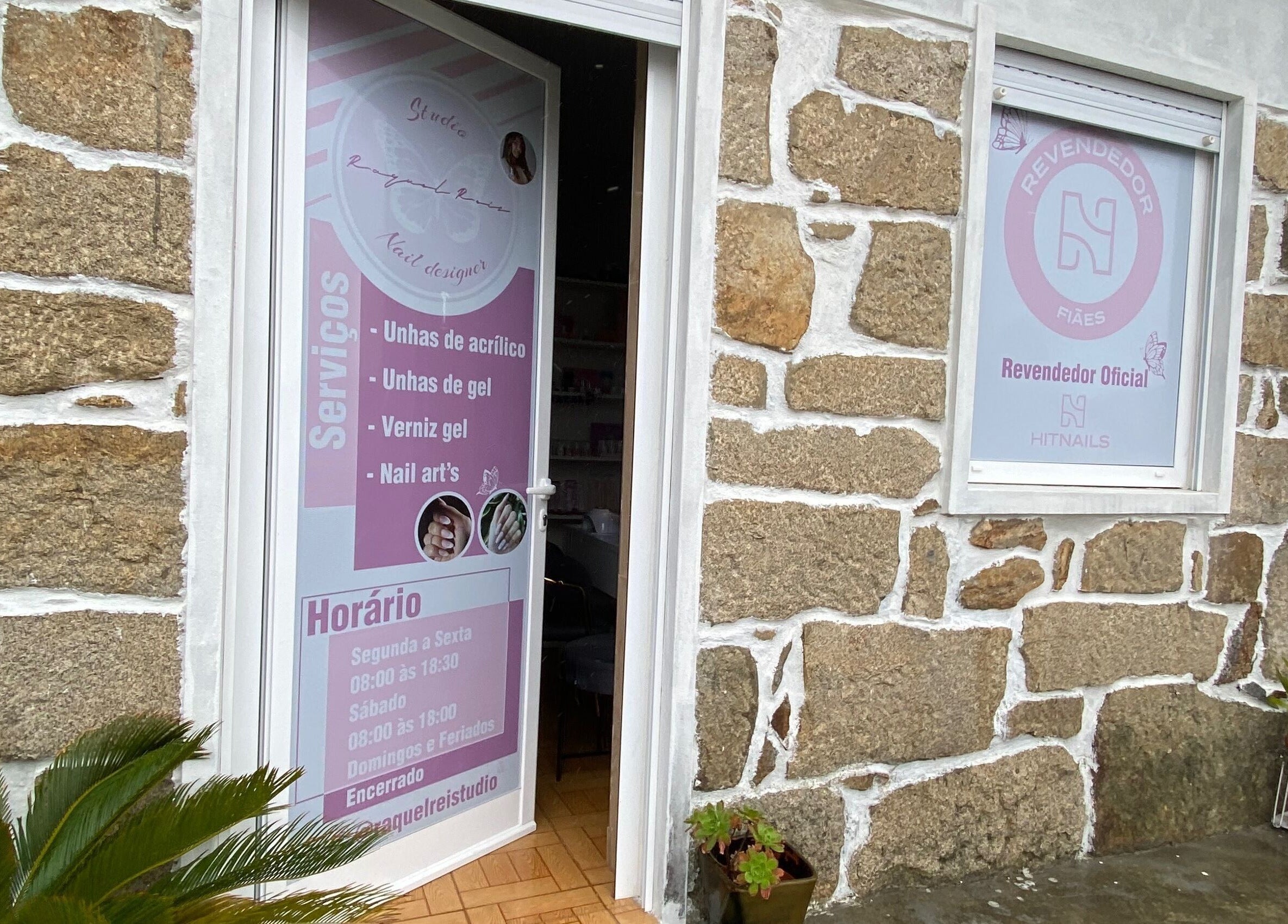 Porta da RaquelReistudio em Aveiro, Aveiro, PT. Fachada de pedra e sinalização de serviços de beleza.