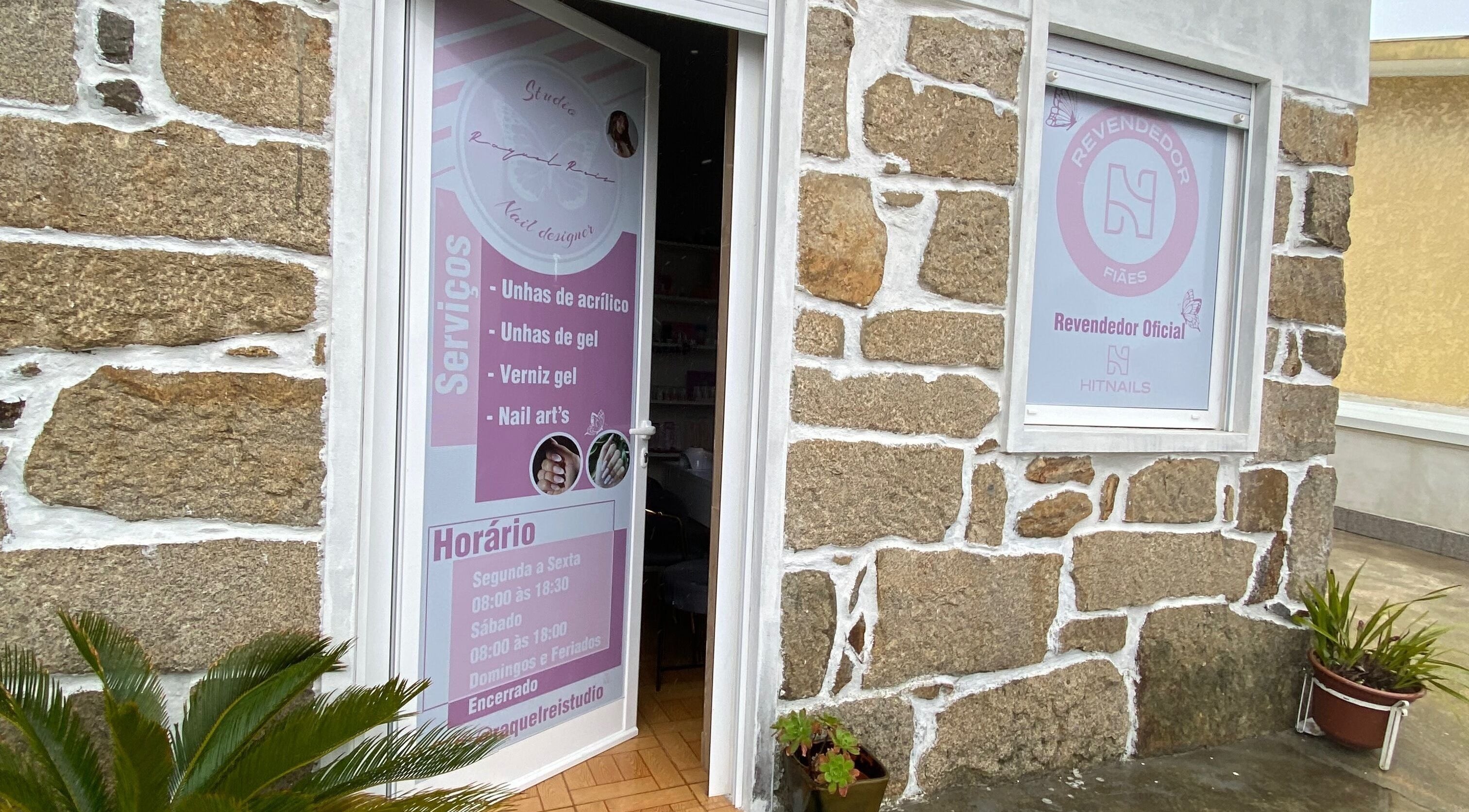 Porta da RaquelReistudio em Aveiro, Aveiro, PT. Fachada de pedra e sinalização de serviços de beleza.