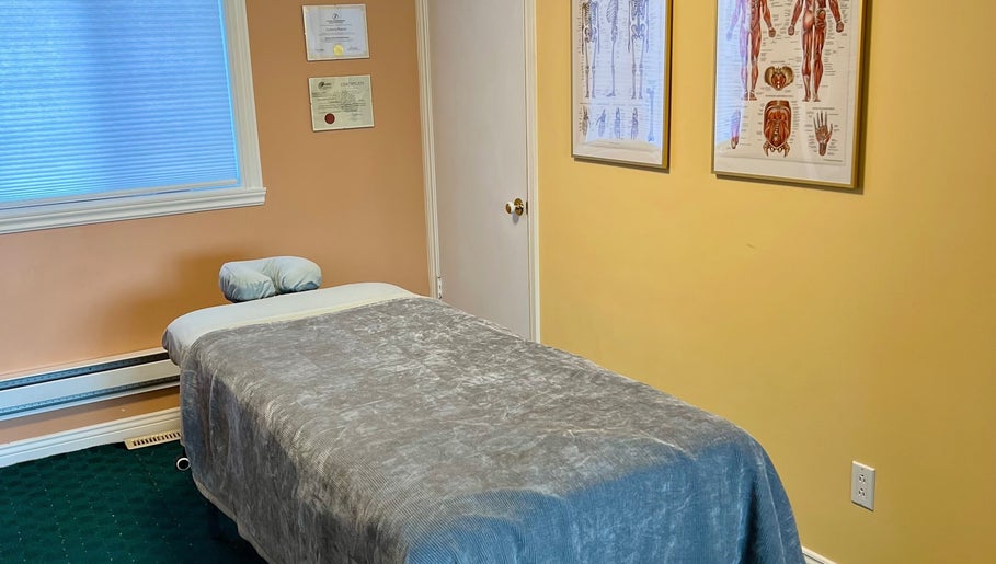 Cozy massage room at Leonora - Massage Therapist in Pointe-Caire, Québec, CA, featuring a comfortable massage table.